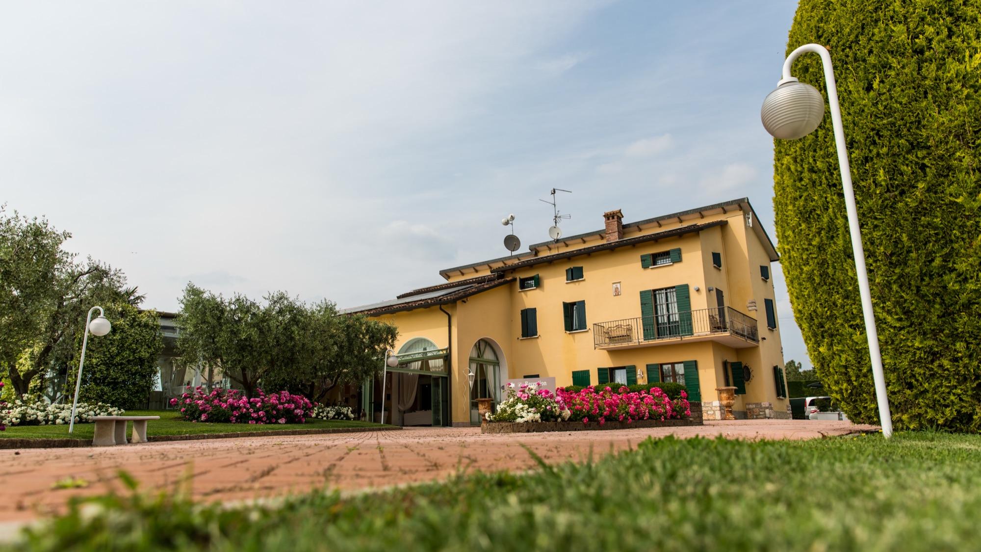 La casa padronale del Relais del Sol tra i giardini