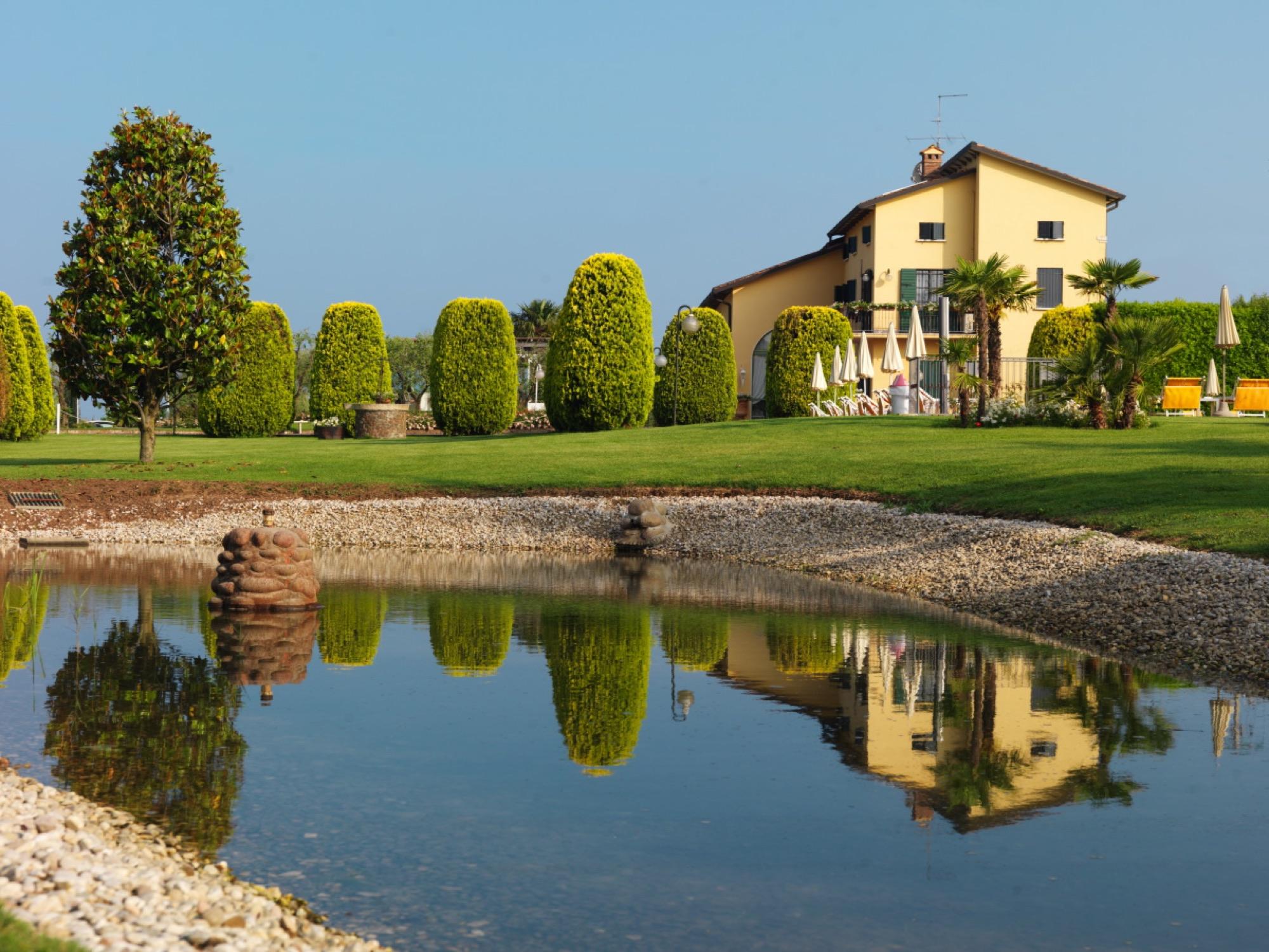 Esperienze tra piscina, parco e Lago di Garda