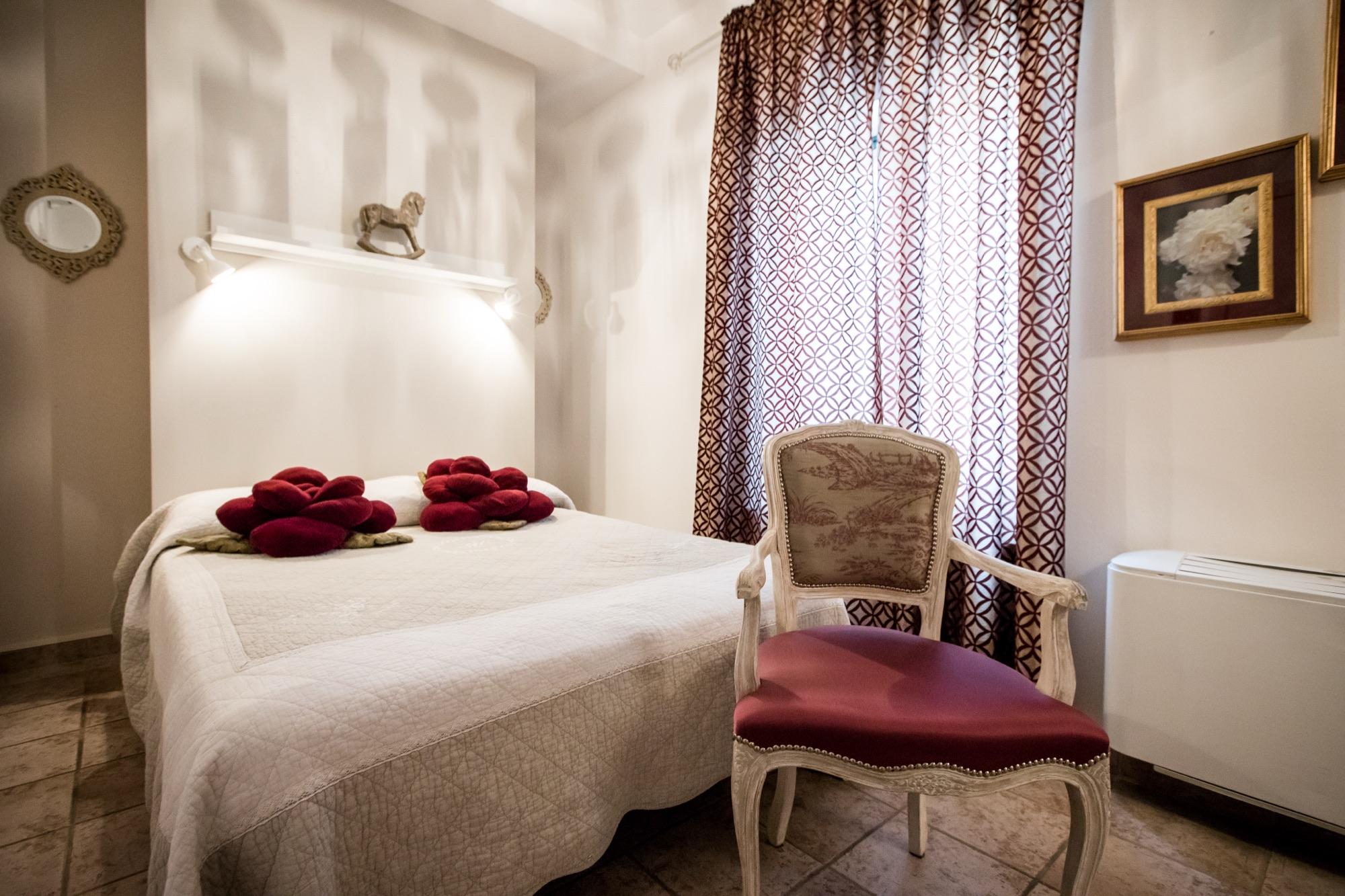 Camera Economy con letto matrimoniale e poltrona in stile