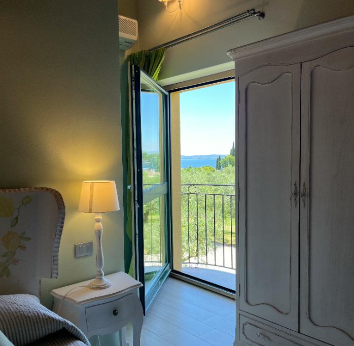 Porta-finestra sul balconcino con vista sul Lago di Garda