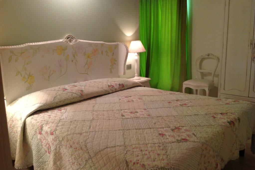 Testiera decorata a fiori e copriletto patchwork