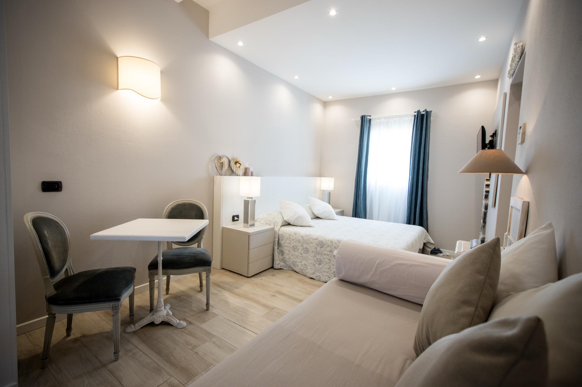 Camera con veranda privata, letto matrimoniale e tavolino