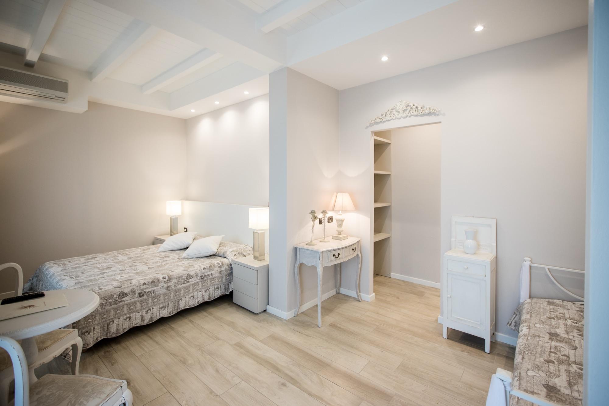Camera tripla luminosa con letto singolo