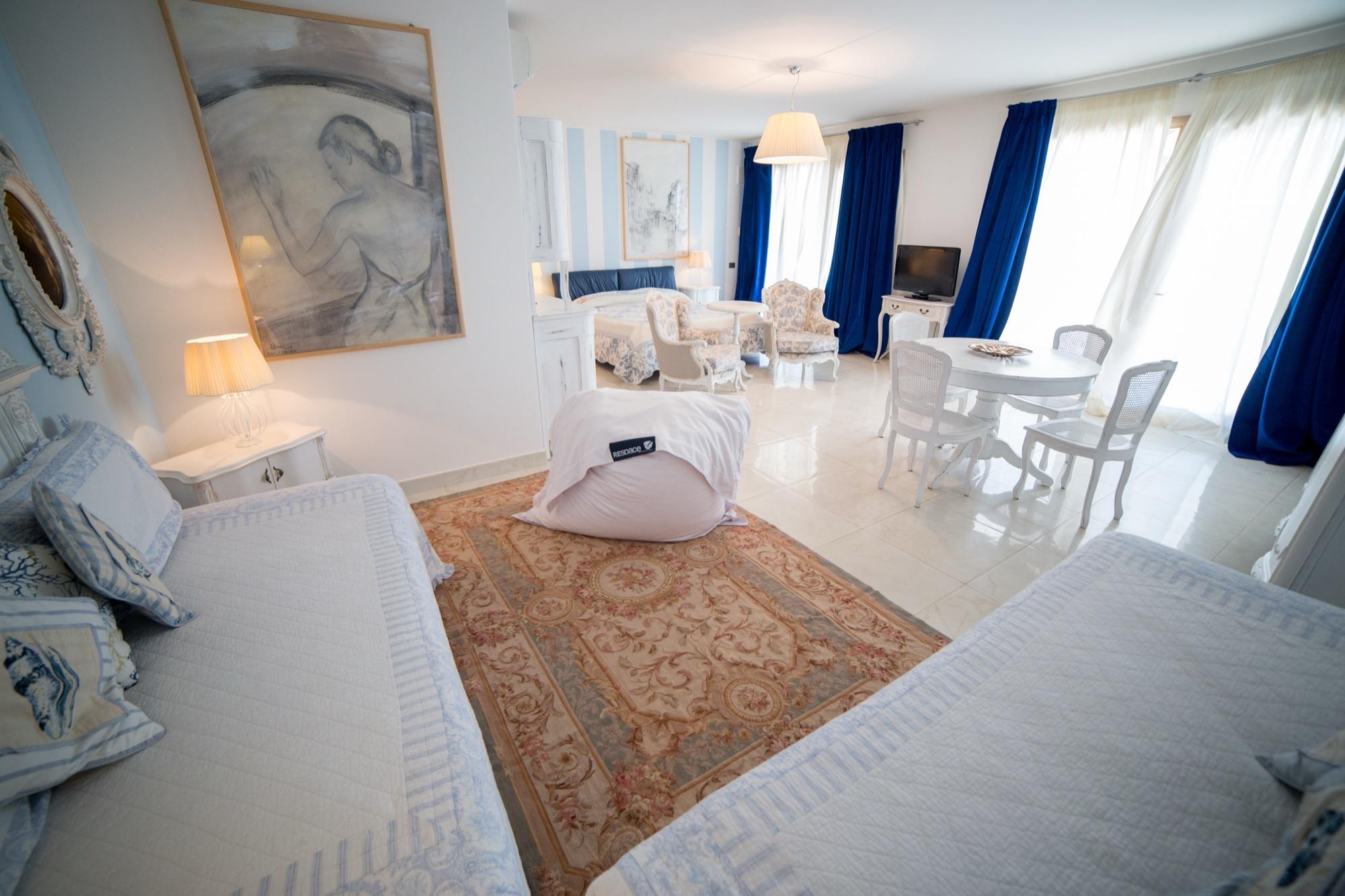 Family Junior Suite ampia con divano e tappeto