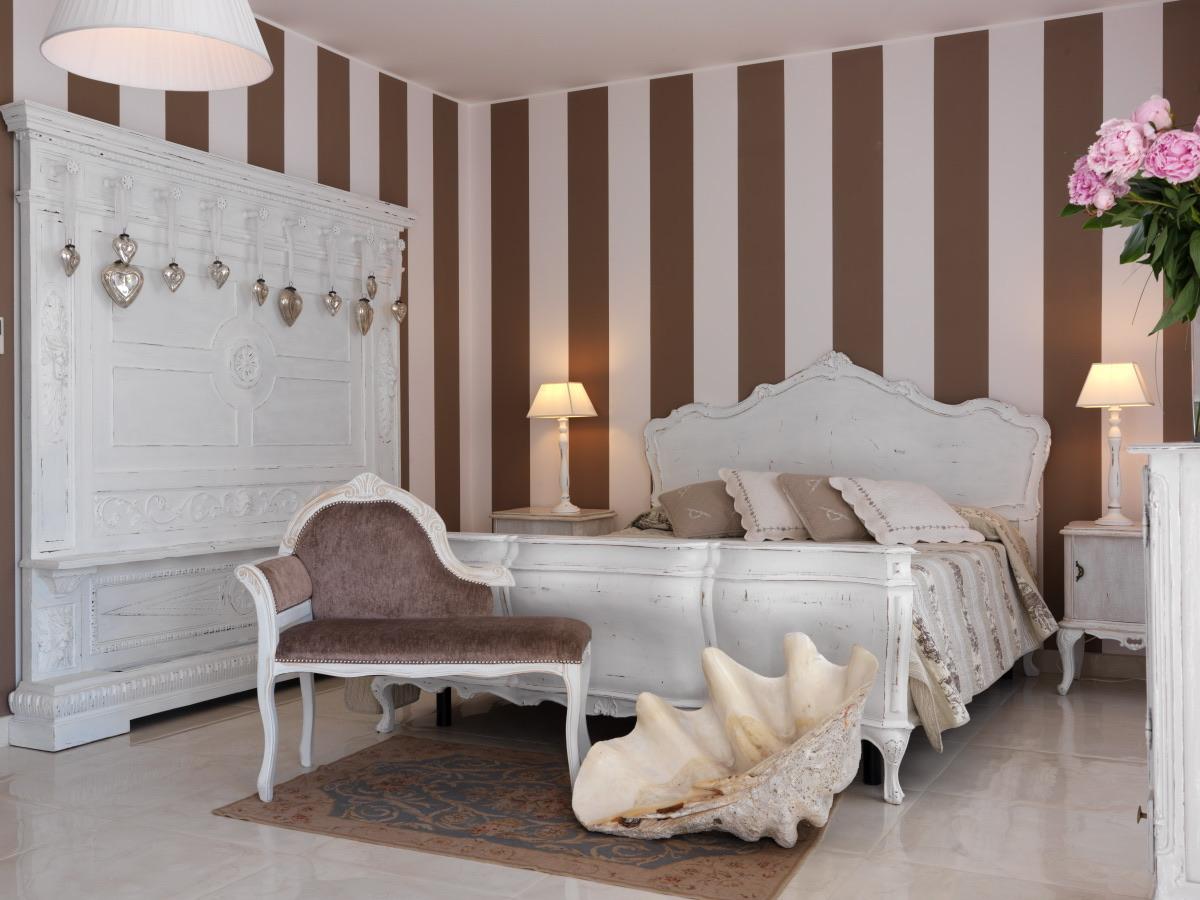 Letto matrimoniale e chaise longue in una Family Junior Suite