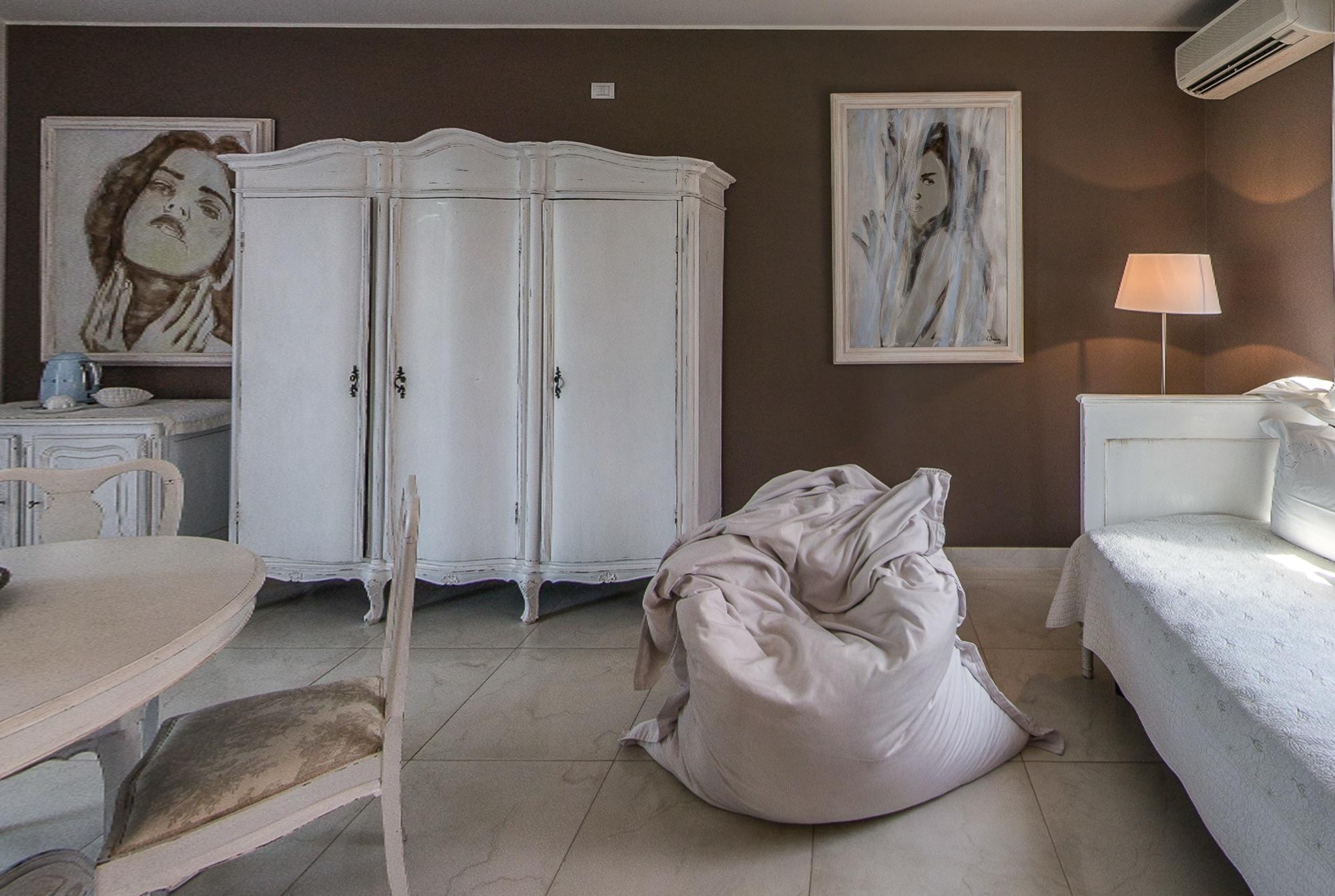 Zona giorno con armadio decorato e pouf
