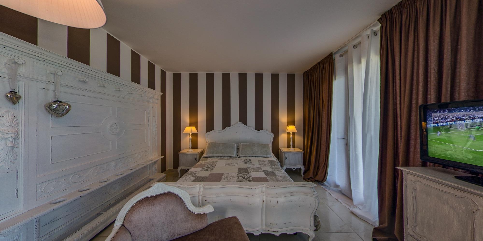 Family Junior Suite con carta da parati a righe