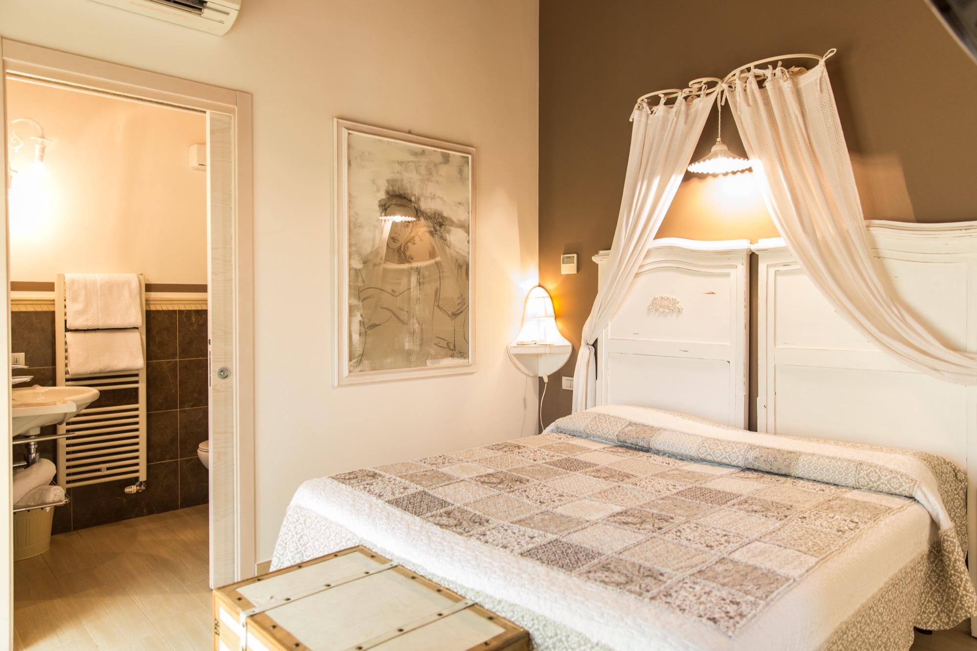 Seconda camera della Family Suite con letto a baldacchino