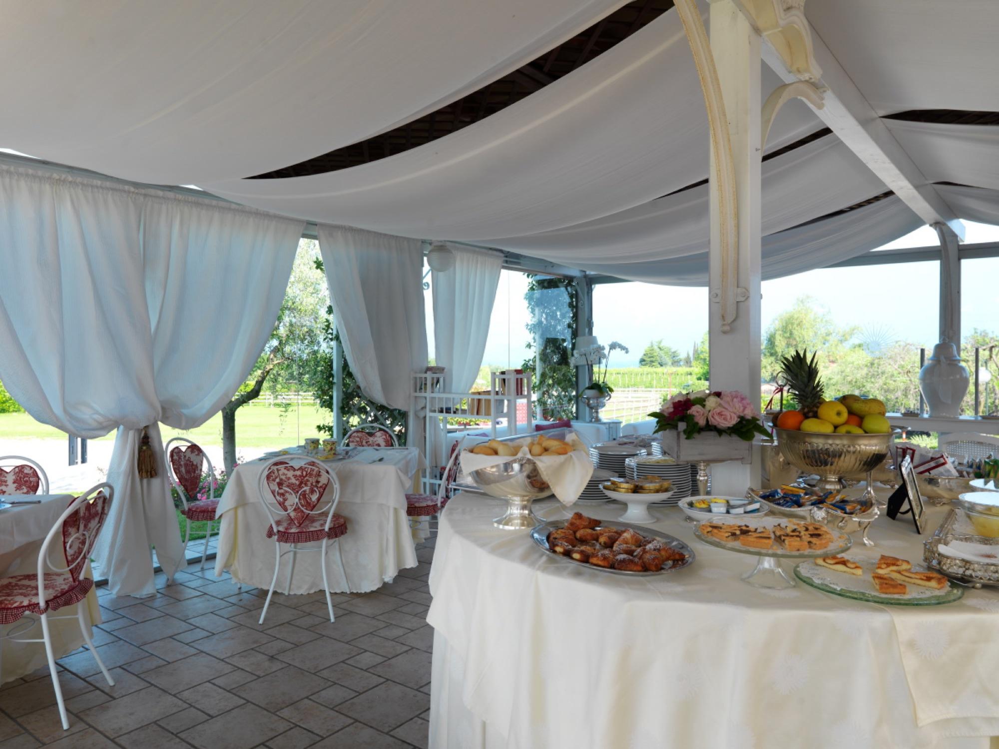Buffet della colazione nella veranda del Relais del Sol