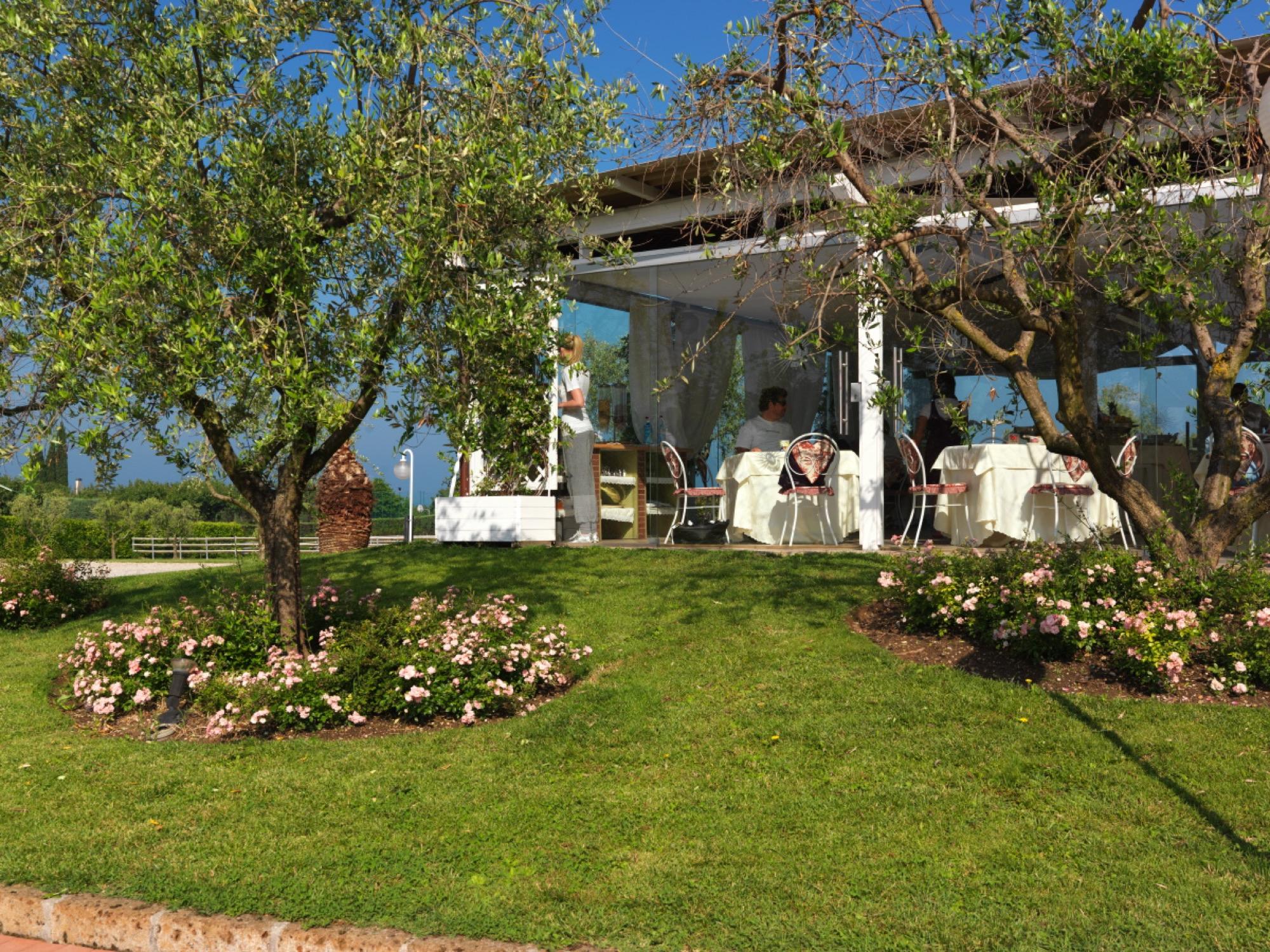La veranda della colazione vista dal giardino