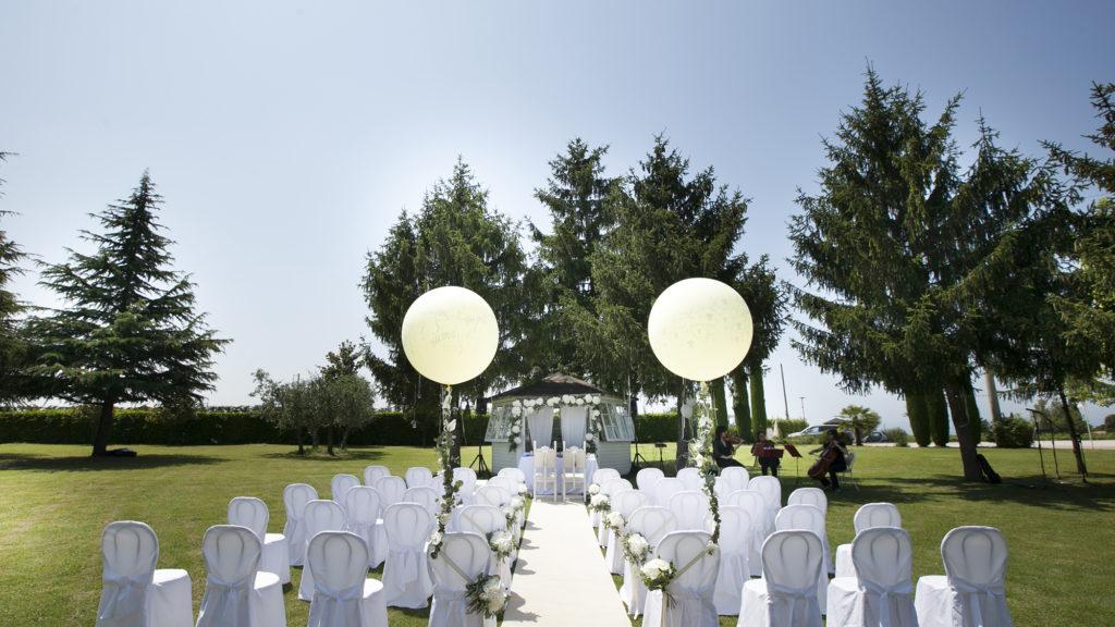 Cerimonia all'aperto nel parco del Relais del Sol