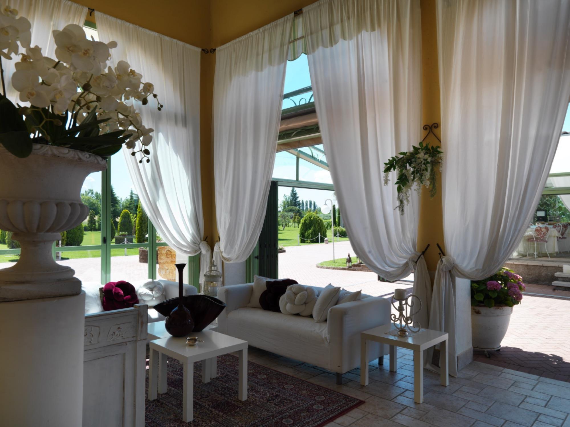 Veranda con salotti allestita per un evento