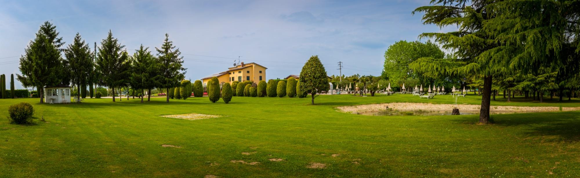 Il grande parco verde del Relais del Sol