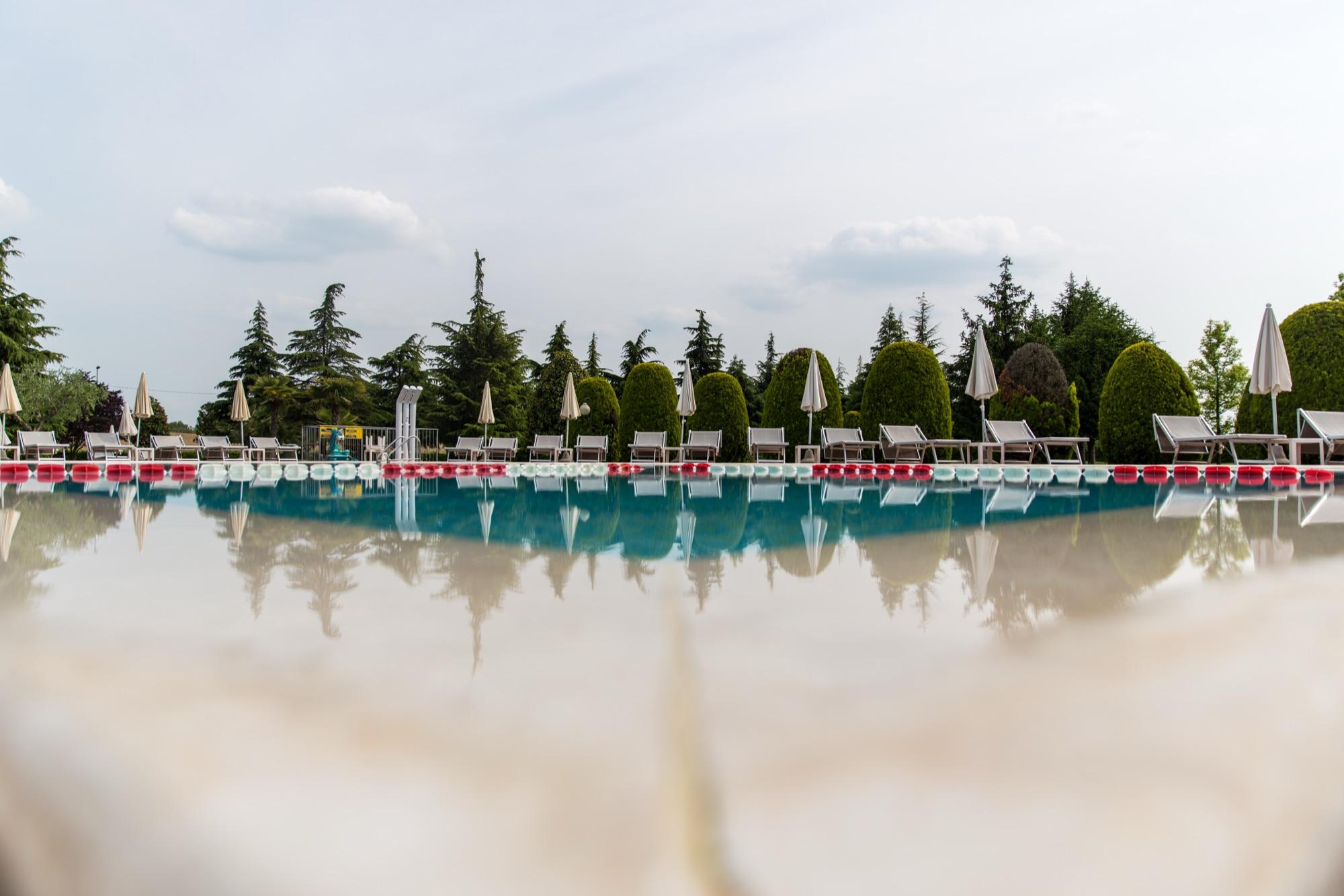 Piscina a sfioro con lettini e ombrelloni
