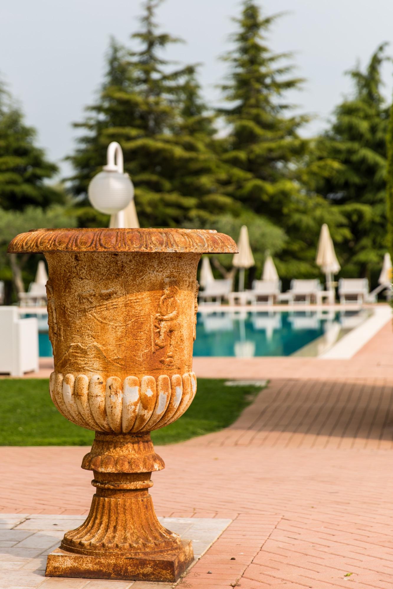 Vaso in terracotta nel giardino accanto alla piscina
