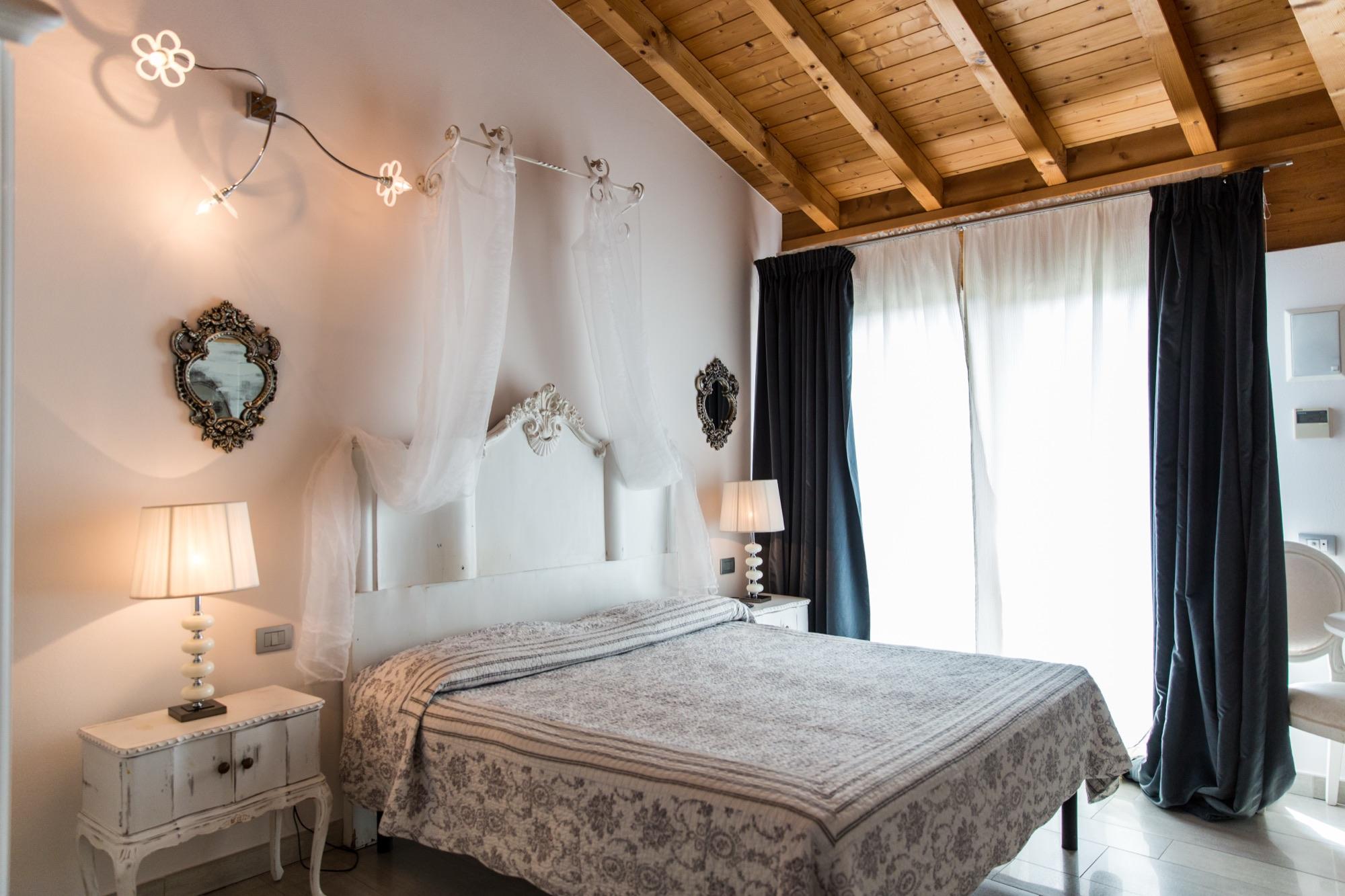 Camera Deluxe con soffitto in legno e letto a baldacchino